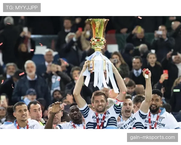 新款欧洲杯奖杯正式亮相，彰显足球精神与团结引发全球关注