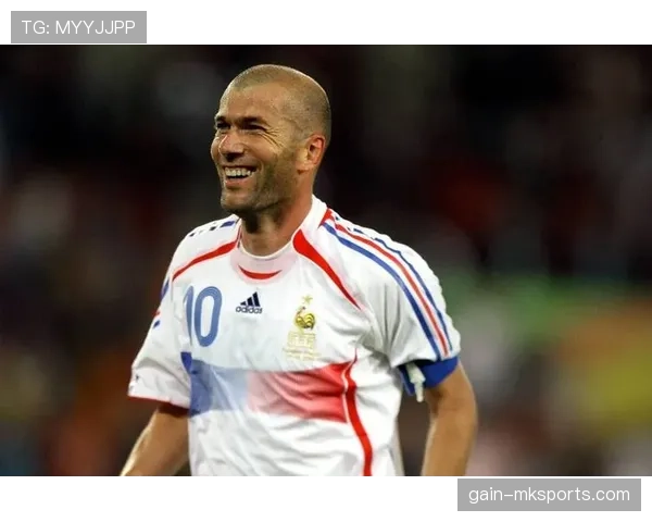 齐达内:中场艺术的传奇,持续重塑现代足球游戏方式 齐达内:中场艺术的传奇,持续重塑现代足球游戏方式