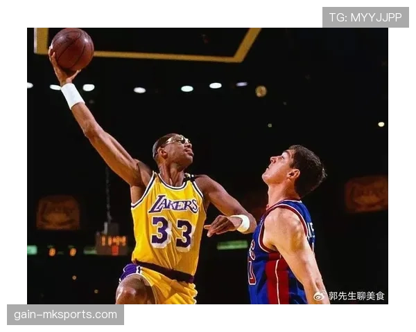 卡里姆·阿卜杜尔-贾巴尔凭借后仰投篮拉开与其他内线得分手差距