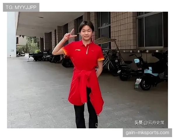 全红婵背着超大款包走进菜市场，我差点以为走错片场